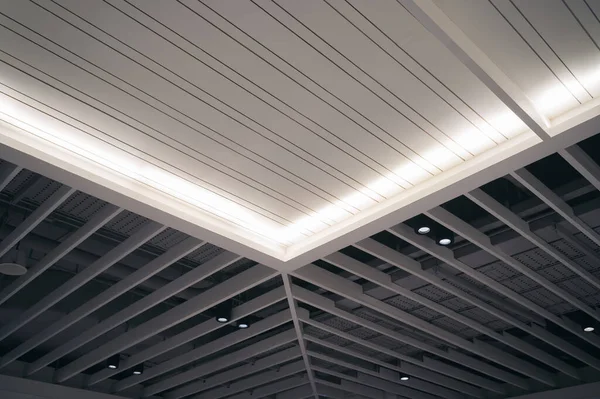 Modernas Luces Interiores Techo Blanco Diseño Construcción Fondo Lámpara Led —  Fotos de Stock