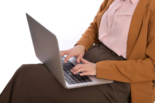 一位女商人坐着的时候 靠在膝头上使用笔记本电脑 — 图库照片