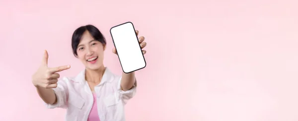 Mutlu Gülümseyen Asyalı Genç Kadın Yeni Başvuru Mobil Reklam Göstermeyi — Stok fotoğraf