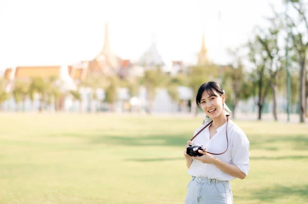 Asian Woman Traveler Using Camera Asia Summer Tourism Concept — Stock fotografie