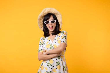Genç, neşeli Asyalı kadın mutlu bir gülümseme ilkbahar kadın tarzı moda ve sarı arka planda izole edilmiş güneş gözlükleri. Çekici, güzel, manken kız yaz mevsiminde duygu pozu veriyor..
