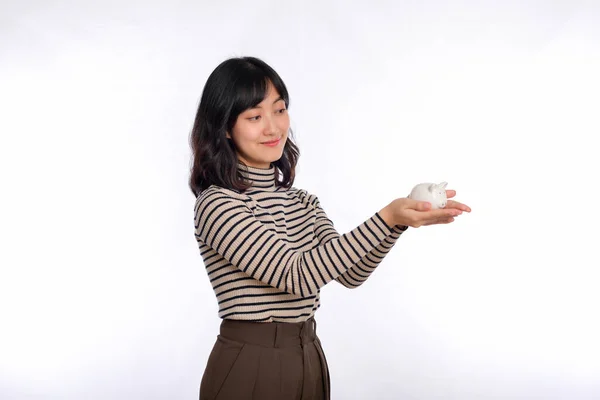 Portret Van Jonge Aziatische Vrouw Met Witte Spaarvarken Bank Geïsoleerd — Stockfoto