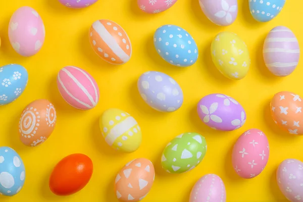 Feliz Fiesta Pascua Concepto Celebración Grupo Huevos Coloridos Pintados Decorados —  Fotos de Stock