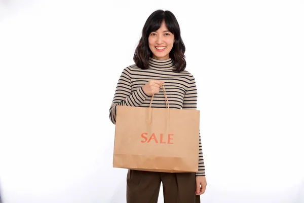 Счастливая Молодая Азиатка Повседневной Униформе Держит Пакет Покупками Белом Фоне — стоковое фото