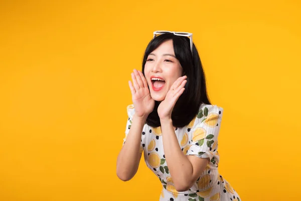 Portrét Šťastný Veselý Atraktivní Asijské Mladá Žena Oznamuje Výkřik Zprávu — Stock fotografie
