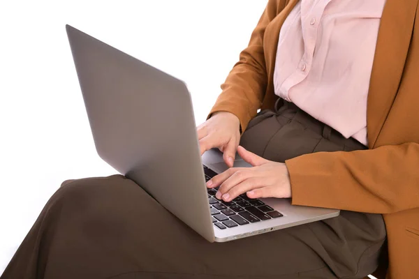 Zbliżenie Biznes Kobieta Pomocą Laptop Jej Kolanach Podczas Siedzieć — Zdjęcie stockowe