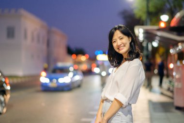 Bangkok caddesinde seyahat ederken gülümseyen güzel Asyalı kadın portresi..