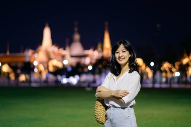 Zümrüt Buda ya da Wat Phra Kaew Tapınağı 'na giderken gülümseyen güzel Asyalı kadın portresi..