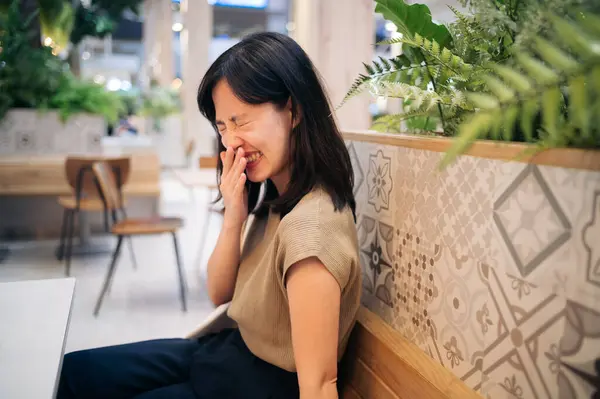 Lachend Schöne Asiatische Frau Sitzt Cafeteria Einem Einkaufszentrum — Stockfoto