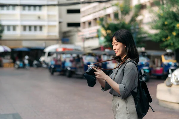 Young Asian Woman Backpack Traveler Using Digital Compact Camera Enjoying — Stockfoto