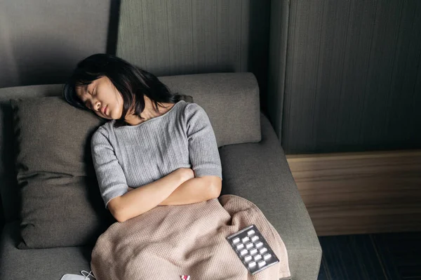 Asiatin Mit Erkältung Und Grippe Schläft Auf Schlafsofa — Stockfoto