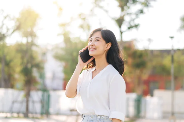 Retrato Bela Jovem Mulher Asiática Com Telefone Celular Inteligente Torno — Fotografia de Stock