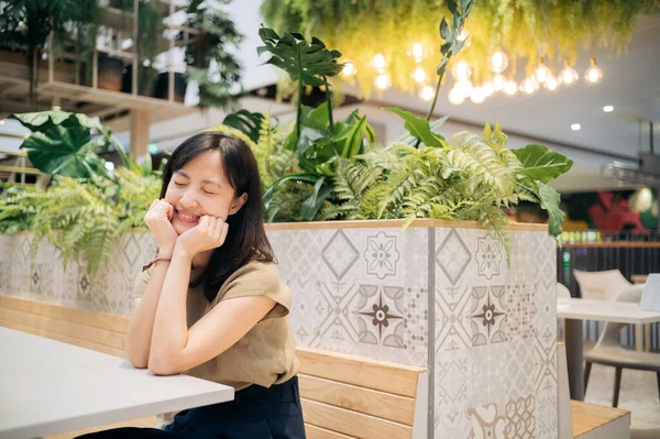 Smiling Beautiful Asian Woman Sitting Cafeteria Shopping Mall — Stockfoto