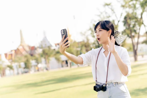 Portrét Krásná Mladá Asijská Žena Chytrým Telefonem Letní Dovolenou Výlet — Stock fotografie