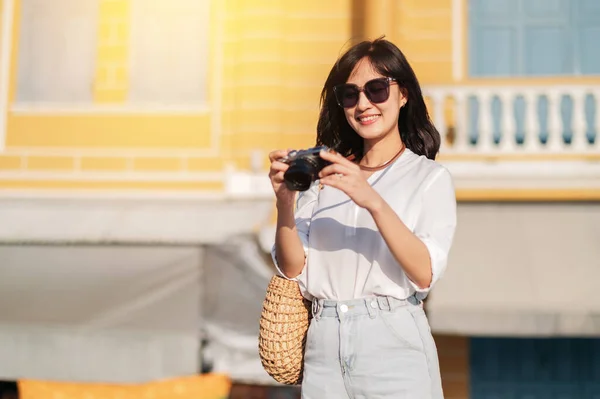 Mulher Asiática Viajante Usando Câmera Ásia Conceito Turismo Verão — Fotografia de Stock