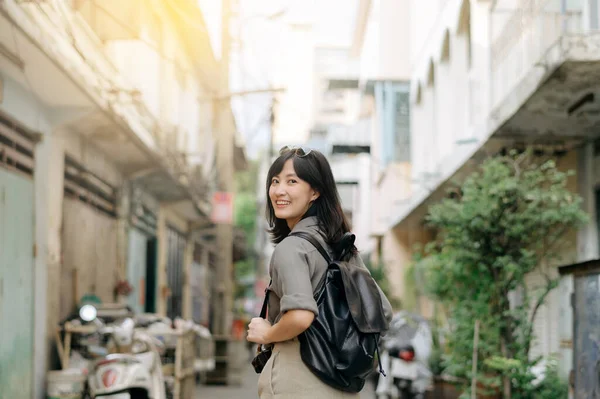 Genç Asyalı Sırt Çantalı Gezgin Sokak Kültürünün Tadını Çıkarıyor Gülümsüyor — Stok fotoğraf
