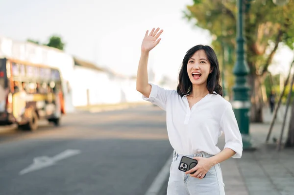 Retrato Jovem Bela Mulher Asiática Acenando Mão Para Amigo Pela — Fotografia de Stock