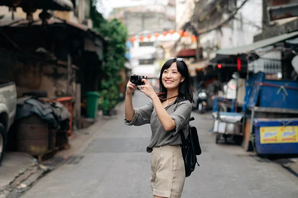 Young Asian Woman Backpack Traveler Using Digital Compact Camera Enjoying — 스톡 사진