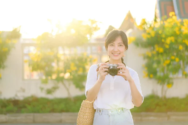 Mulher Asiática Viajante Usando Câmera Ásia Conceito Turismo Verão — Fotografia de Stock