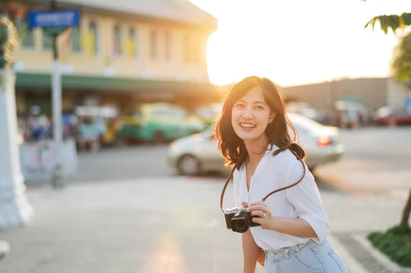 Asian Woman Traveler Using Camera Asia Summer Tourism Concept —  Fotos de Stock