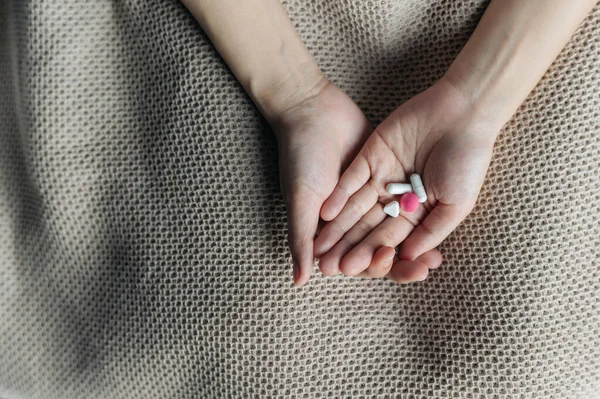 Kvinnliga Händer Hålla Och Erbjuda Två Val Medicin Piller Kapsel — Stockfoto