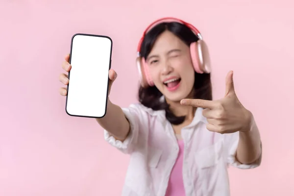 Щаслива Усміхнена Весела Азіатка Бездротовими Навушниками Показують Порожній Екран Мобільного — стокове фото