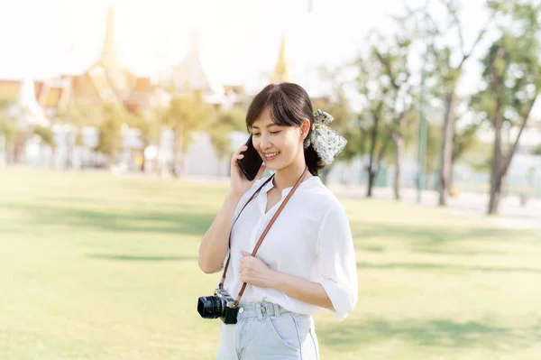 Portrait Belle Jeune Femme Asiatique Avec Smartphone Voyage Vacances Été — Photo