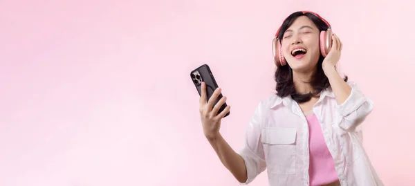 Szczęśliwie Uśmiechnięta Młoda Azjatka Zamknij Oczy Tańcz Zrelaksowany Smartfonem Słuchając — Zdjęcie stockowe