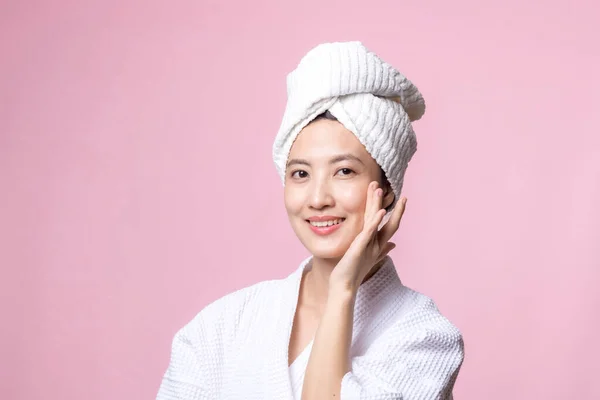 Young Beautiful Asian Woman Happy Clean Face Skin Towel Bathrobe — Stock Photo, Image