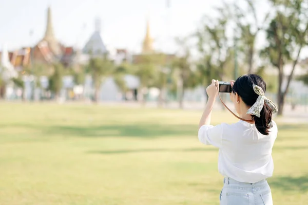Asian Woman Traveler Using Camera Asia Summer Tourism Concept — Stock Photo, Image