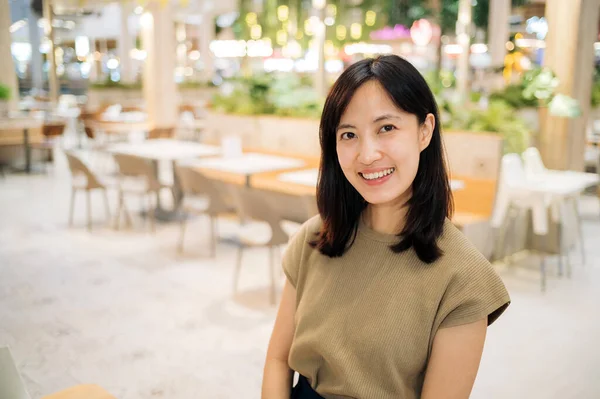 stock image Smiling beautiful asian woman standing in cafeteria at shopping mall.