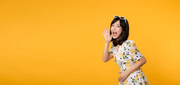 黄色の背景に隔離されたコピースペースでコメントメッセージを発表肖像幸せな陽気な魅力的なアジアの若い女性 宣伝広告やニュースコミュニケーションの概念 — ストック写真