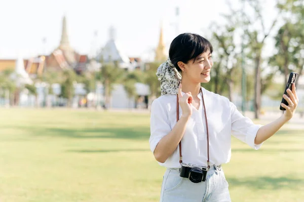 Портрет Красивая Молодая Азиатская Женщина Смартфоном Отдых Летом Поездка Таиланд — стоковое фото