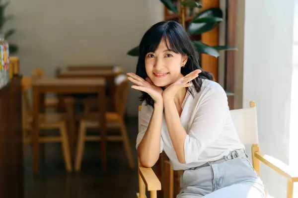 Brightly Smiling Beautiful Young Asian Woman Sitting Coffee Cafe Sunny — Stockfoto