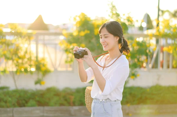 Mujer Asiática Viajero Utilizando Cámara Asia Verano Turismo Concepto — Foto de Stock