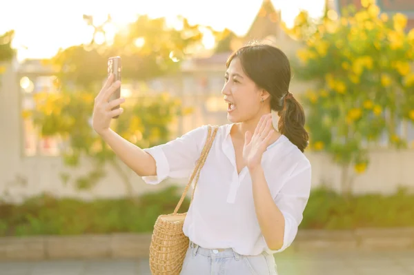 Портрет Молодой Красивой Азиатской Женщины Помощью Смартфона Видео Звонок Другом — стоковое фото