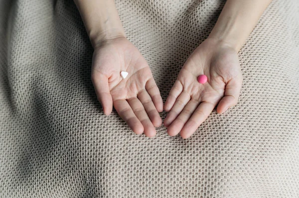 Kadın Eli Tutun Seçilmiş Iki Ilaç Hapı Kapsülü Önerin Beyaz — Stok fotoğraf
