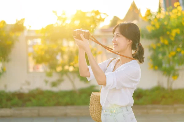 Asijská Žena Cestovatel Pomocí Kamery Asie Letní Turistika Koncept — Stock fotografie