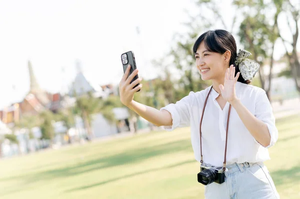Portrait Belle Jeune Femme Asiatique Avec Smartphone Voyage Vacances Été — Photo