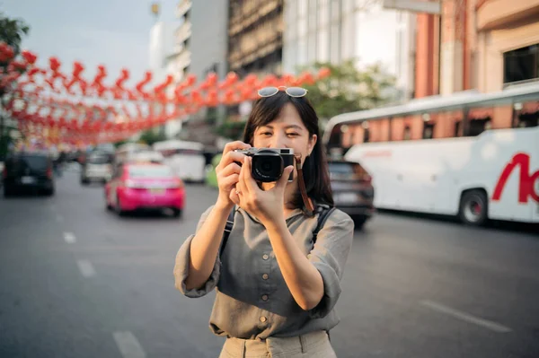 Young Asian Woman Backpack Traveler Enjoying China Town Bangkok Thailand — Fotografia de Stock