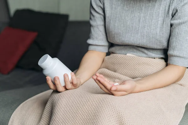 클로즈업 여성의 손에는 비타민 의약품 통증을 호소하는 자신의 약국에 알약으로 — 스톡 사진