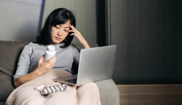 Kranke Asiatin Mit Medizin Mit Medizinischer App Für Videokonferenzen Telemedizin — Stockfoto