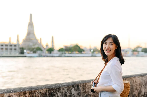 Retrato Bela Mulher Asiática Sorrindo Enquanto Viaja Wat Arun Ponto — Fotografia de Stock