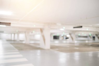 Alışveriş merkezinin bodrumundaki boş otoparkın bulanık görüntüsü. Odaklanmamış arkaplan kavramı
