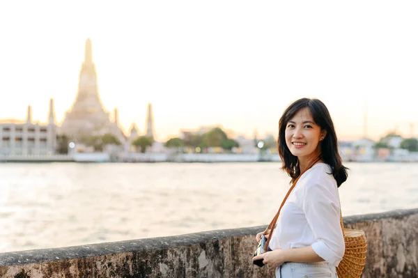肖像画美しいアジアの女性が笑顔でワット アルンの夕日のビューポイント バンコク タイで旅行中 — ストック写真