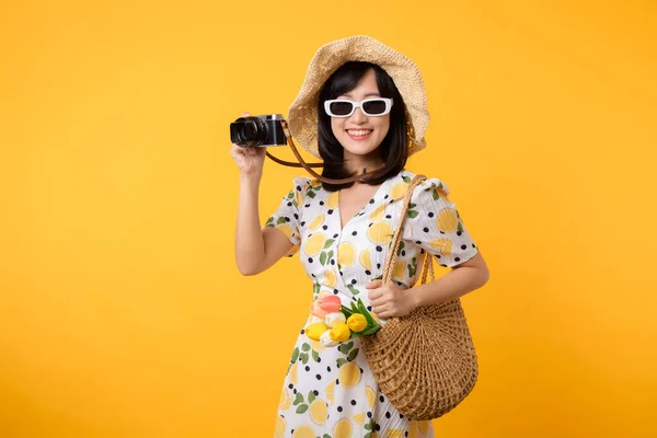 Stüdyo Portresi Oldukça Genç Asyalı Mutlu Bir Gülümseme Ilkbahar Modasına — Stok fotoğraf