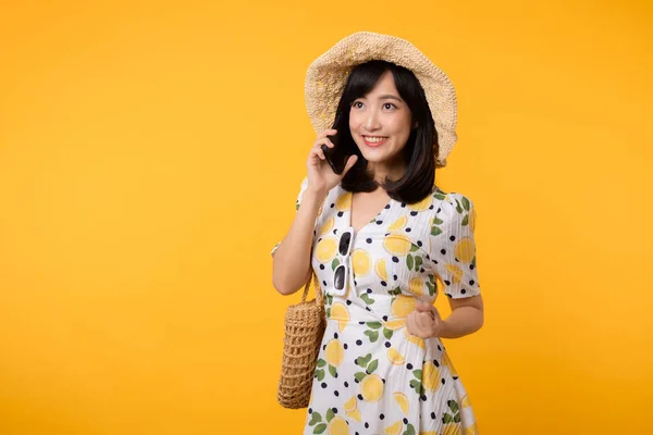 Portret Szczęśliwy Azjatycki Młoda Kobieta Mody Sukienka Wiosna Pomocą Aplikacji — Zdjęcie stockowe