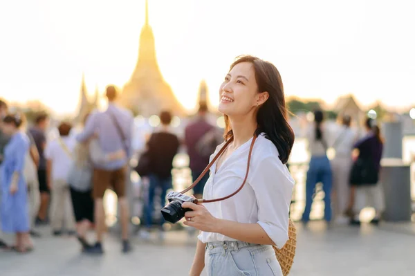 Portrait Beautiful Asian Woman Smiling While Travel Wat Arun Sunset — Fotografia de Stock