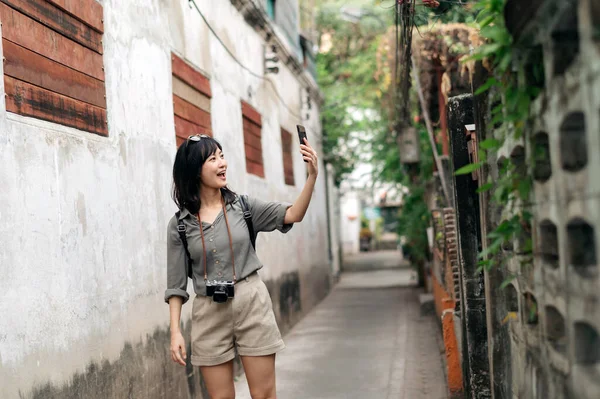 Giovane Donna Asiatica Viaggiatore Zaino Utilizzando Telefono Cellulare Godendo Strada — Foto Stock