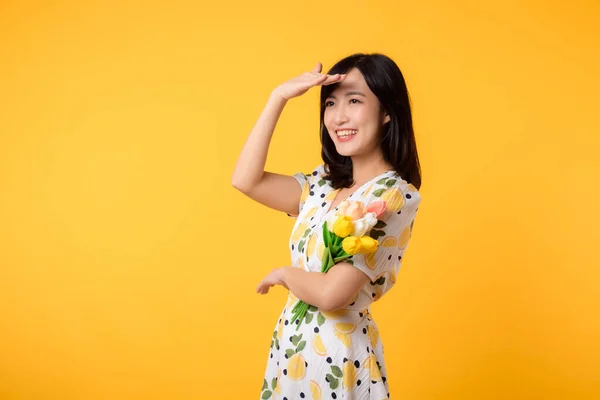 Estudio Retrato Bastante Joven Asiática Mujer Feliz Sonrisa Vestirse Primavera —  Fotos de Stock